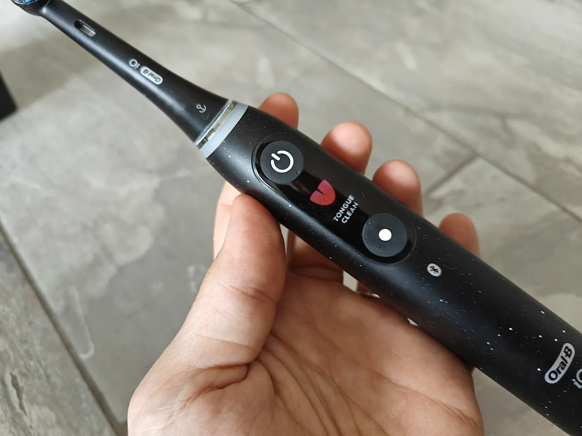Recensione Recensione Oral-B iO 10: lo spazzolino smart con base iO Sense
