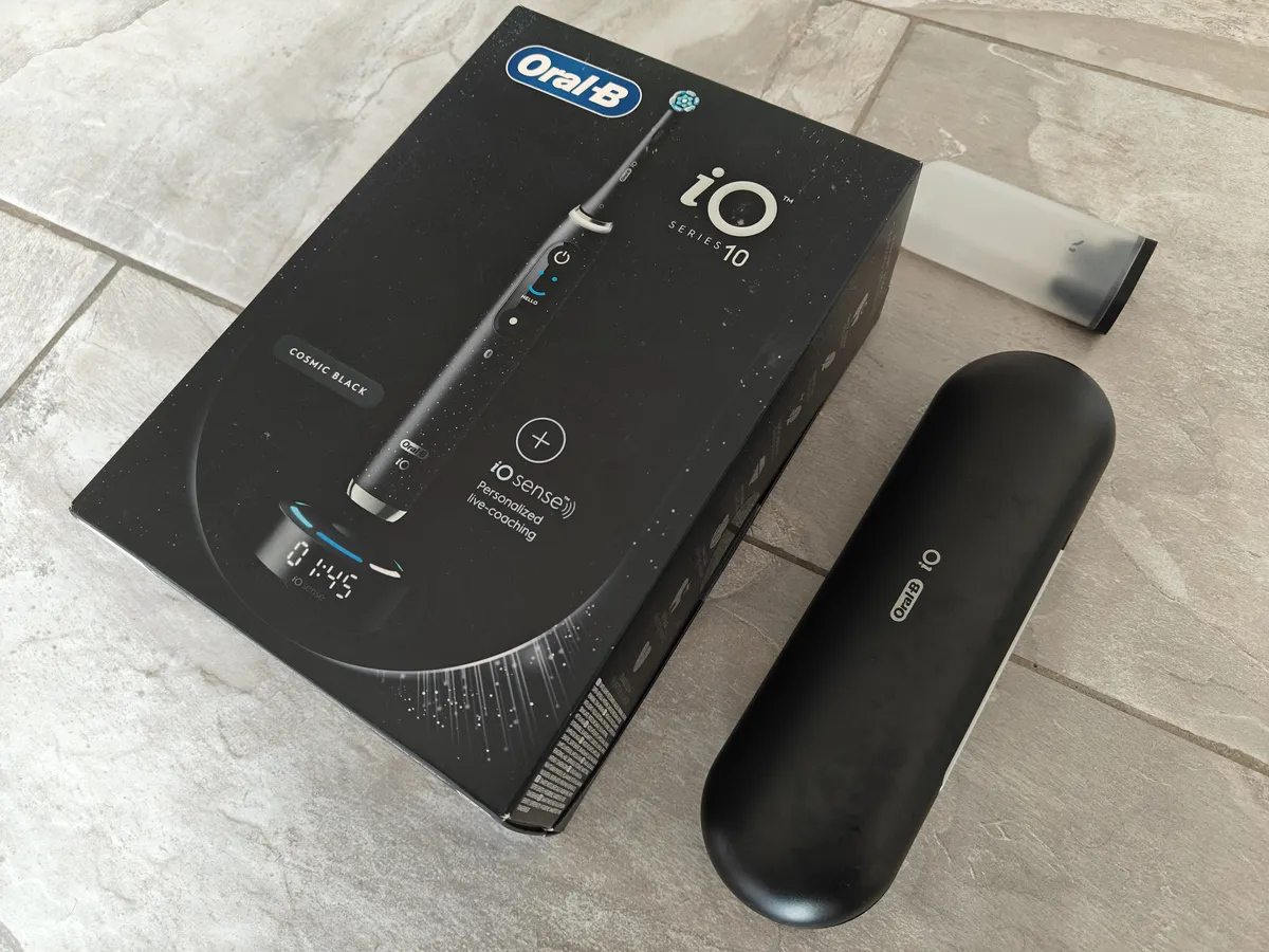 Recensione Recensione Oral-B iO 10: lo spazzolino smart con base iO Sense