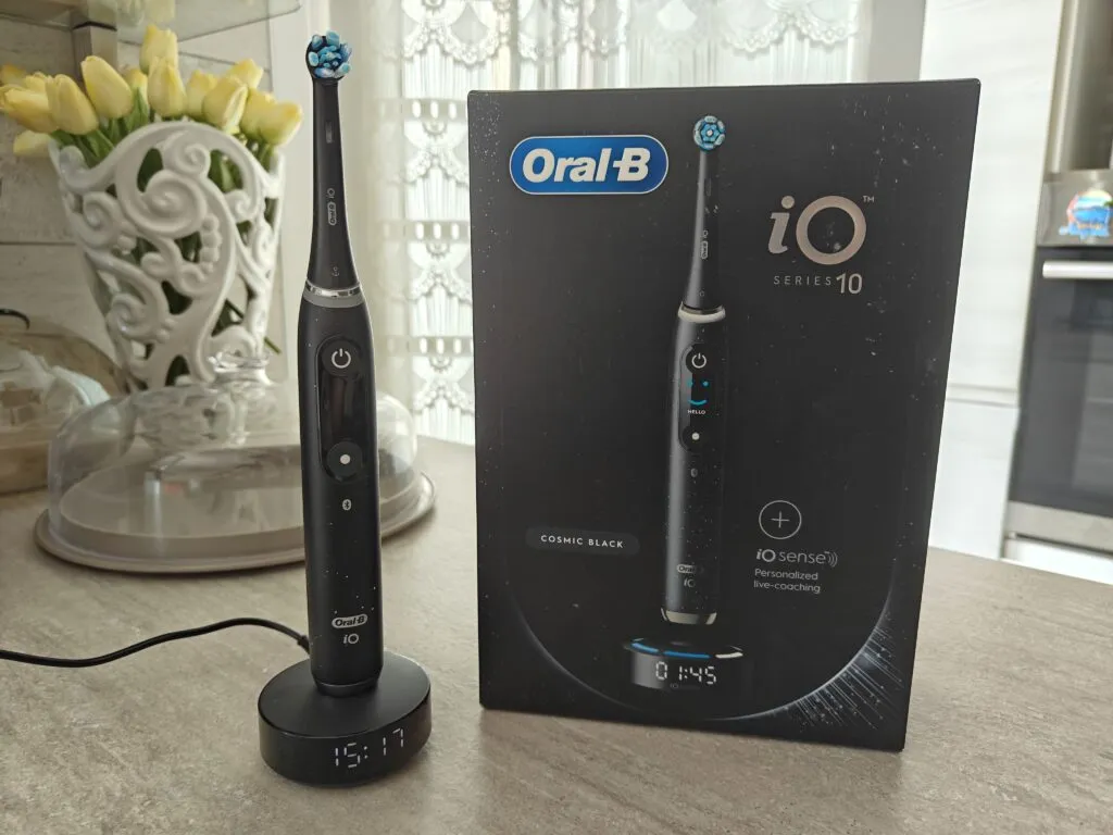 Recensione Recensione Oral-B iO 10: lo spazzolino smart con base iO Sense