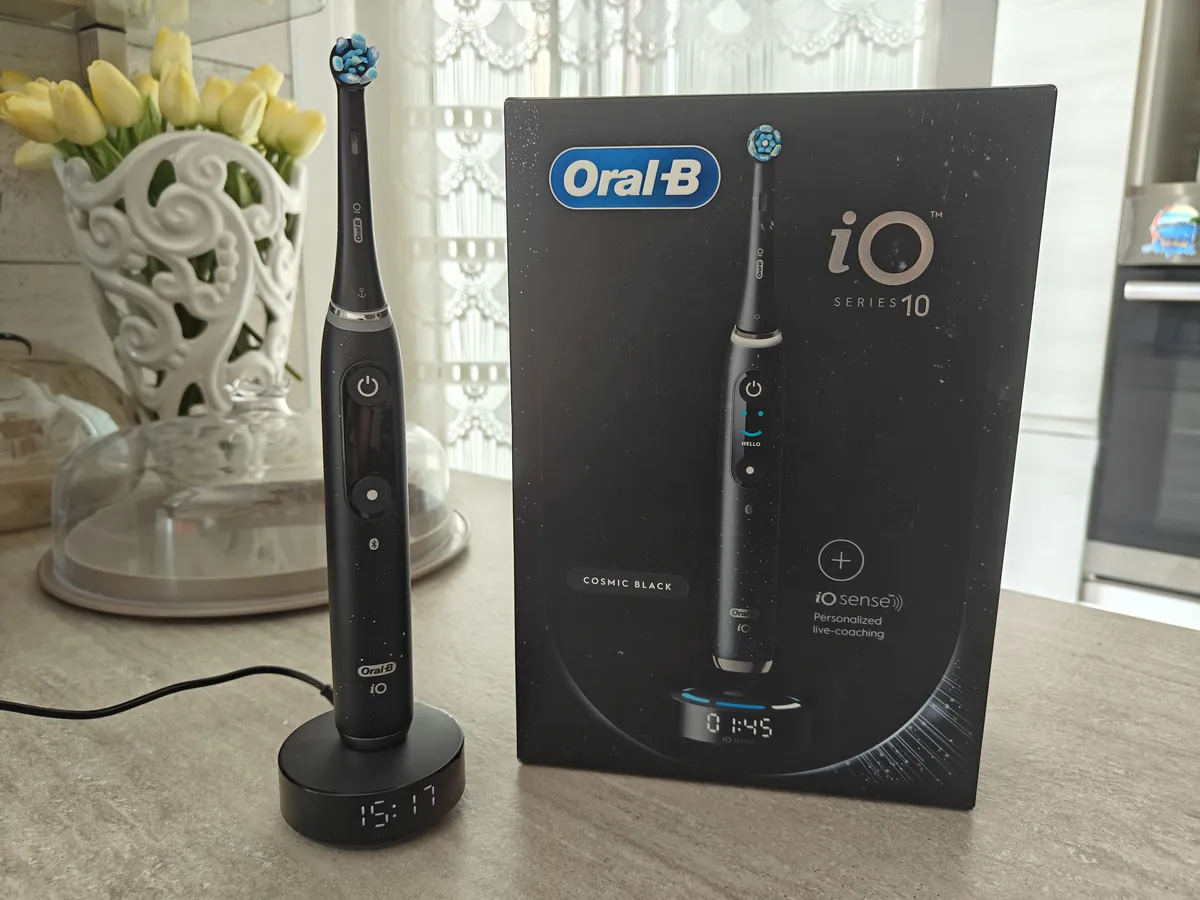 Recensione Recensione Oral-B iO 10: lo spazzolino smart con base iO Sense