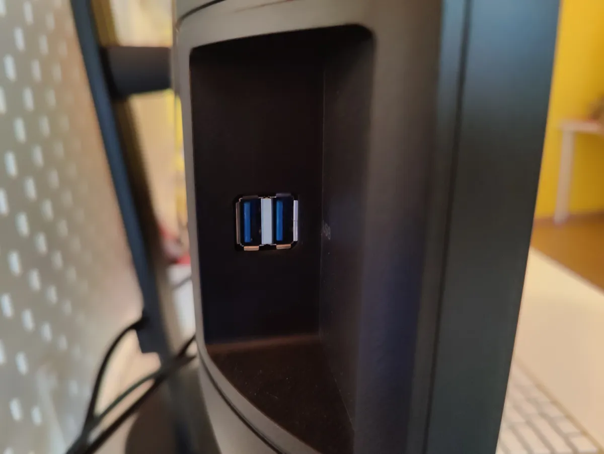 Recensione Philips 243B, la recensione: un monitor ergonomico per lavorare