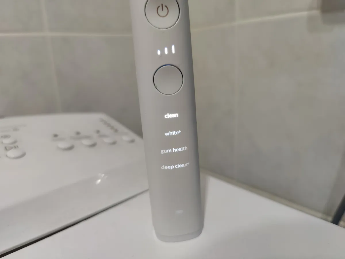 Recensione Recensione Philips Sonicare DiamondClean 9000: spazzolino sonico top