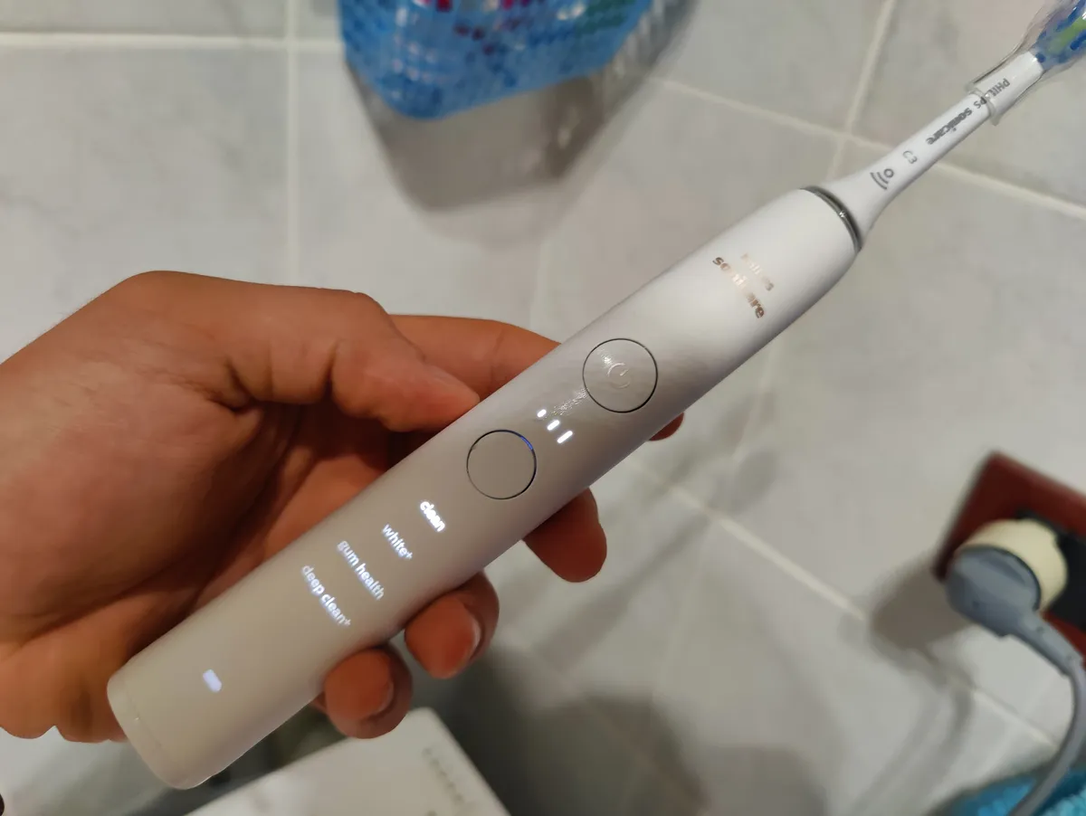 Recensione Recensione Philips Sonicare DiamondClean 9000: spazzolino sonico top