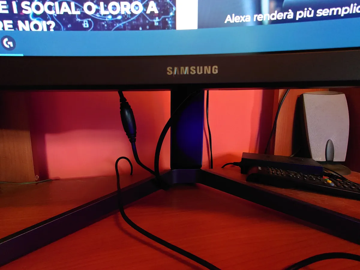 Recensione Recensione Samsung Odyssey G7: monitor gaming QLED 240Hz 1000R