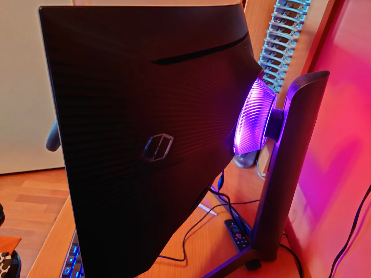 Recensione Recensione Samsung Odyssey G7: monitor gaming QLED 240Hz 1000R