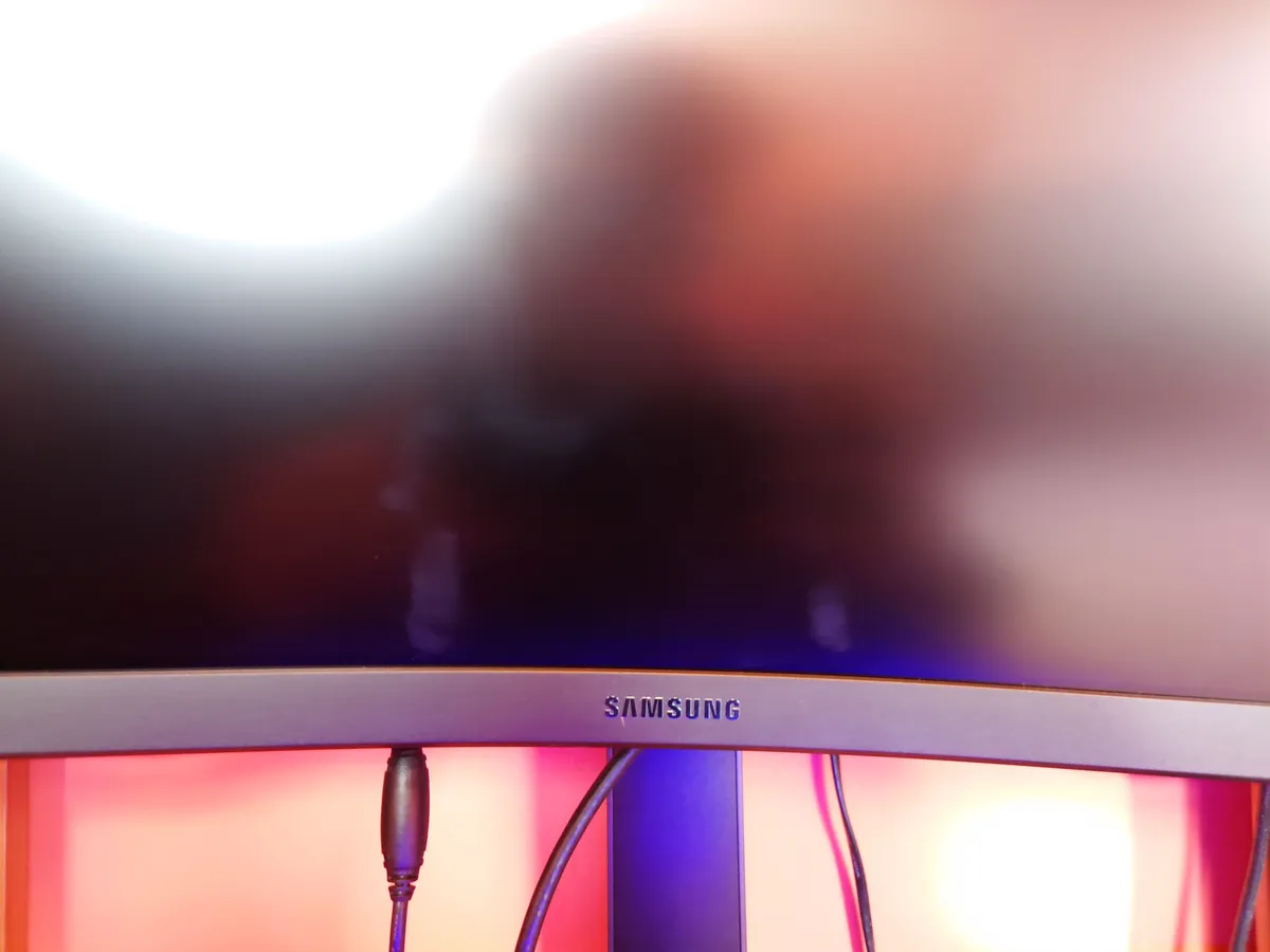 Recensione Recensione Samsung Odyssey G7: monitor gaming QLED 240Hz 1000R