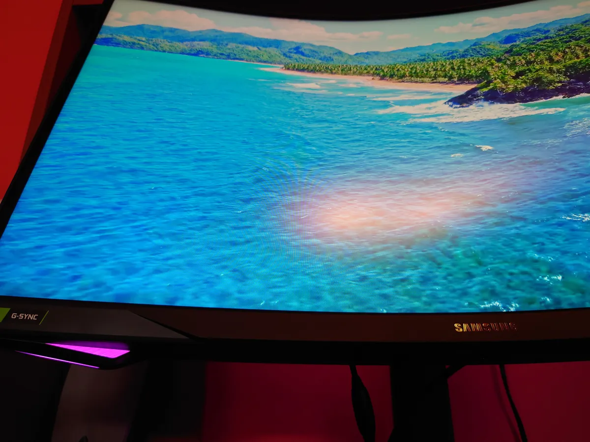 Recensione Recensione Samsung Odyssey G7: monitor gaming QLED 240Hz 1000R