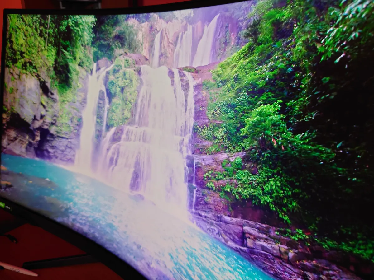 Recensione Recensione Samsung Odyssey G7: monitor gaming QLED 240Hz 1000R