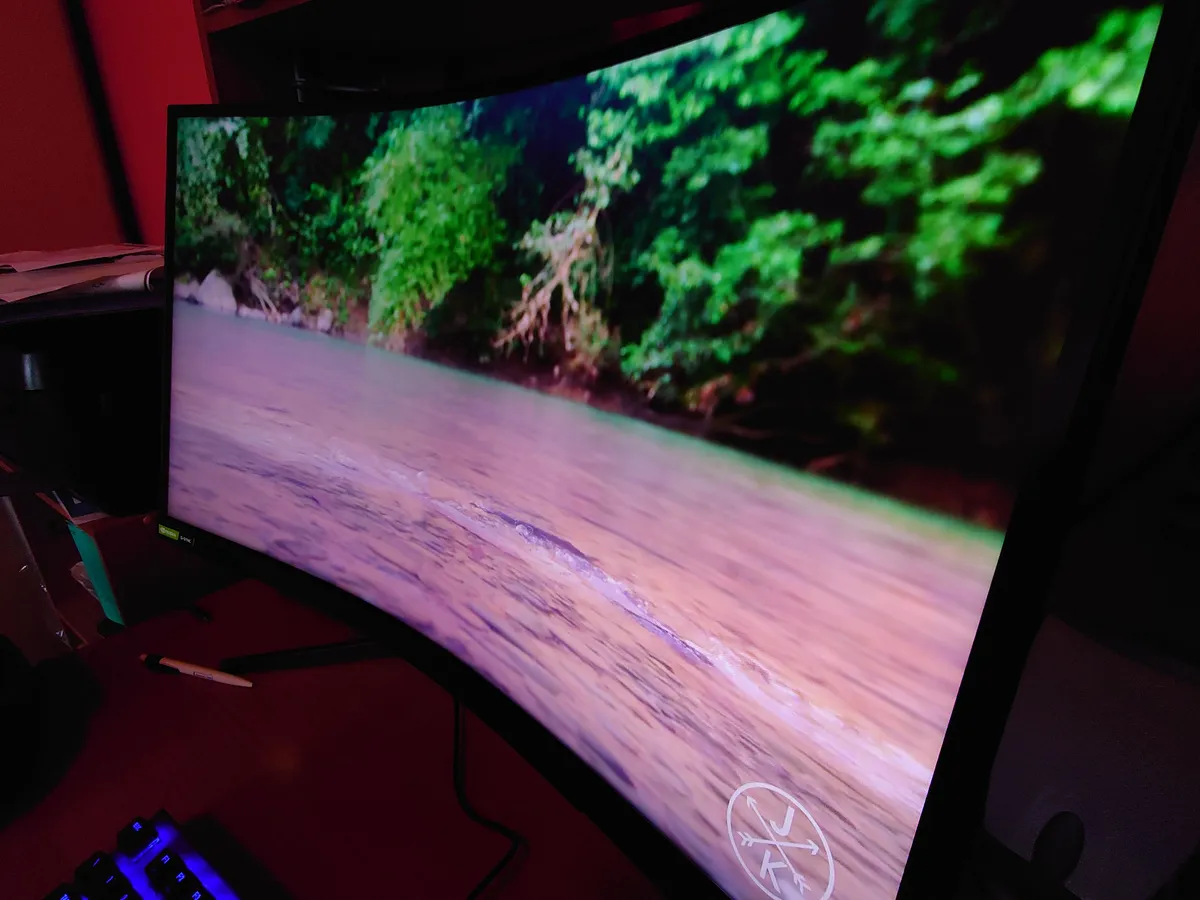 Recensione Recensione Samsung Odyssey G7: monitor gaming QLED 240Hz 1000R