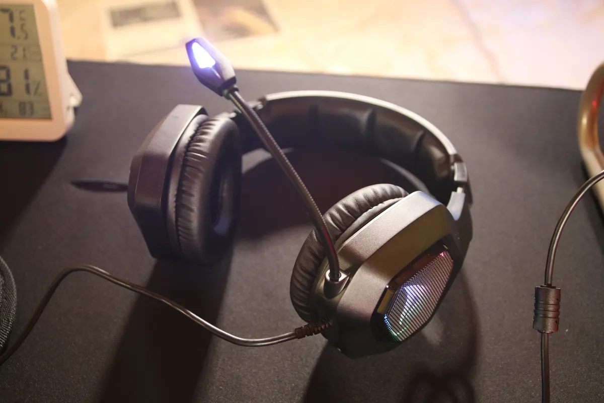 Sharkoon Rush ER30: cuffie RGB economiche con prestazioni soddisfacenti