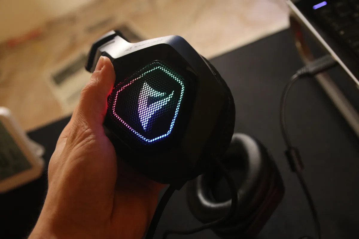 Recensione Sharkoon Rush ER30: cuffie RGB economiche con prestazioni soddisfacenti