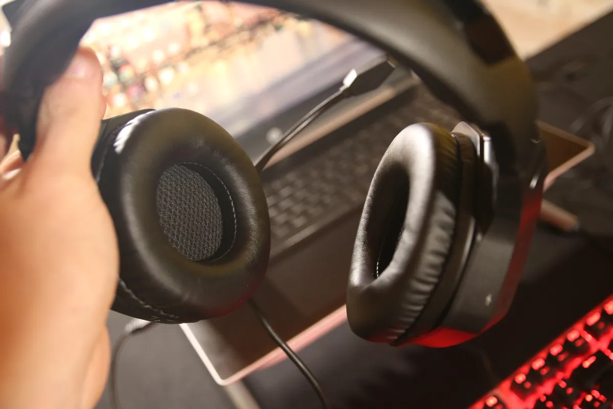 Recensione Sharkoon Rush ER30: cuffie RGB economiche con prestazioni soddisfacenti