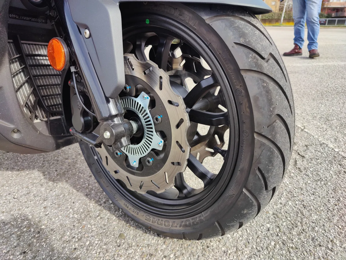 Recensione Sym Maxsym 400 recensione: scooter per città e tempo libero