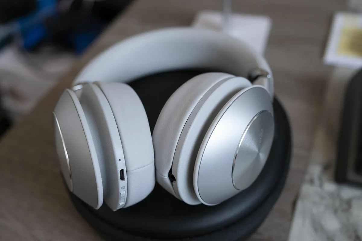 Recensione Technics EAH-F70N: cuffie a padiglione ideali per viaggiatori