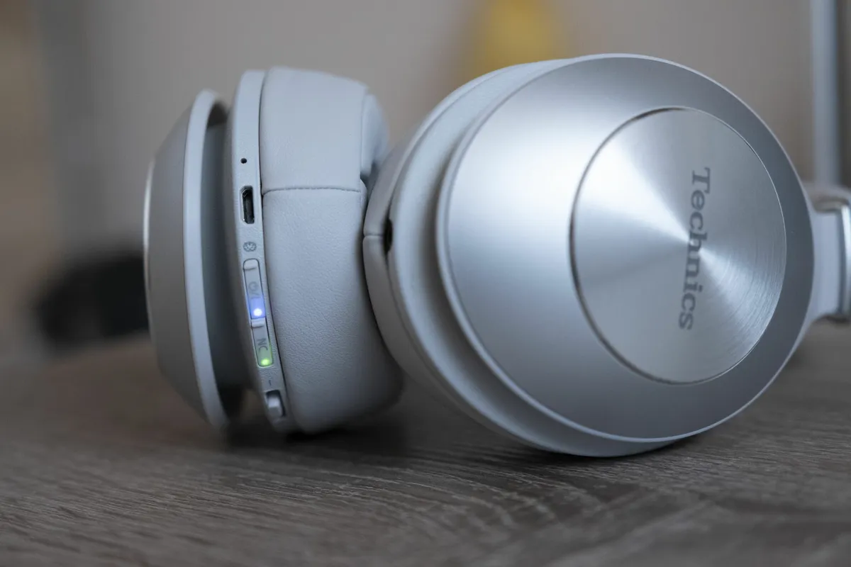 Recensione Technics EAH-F70N: cuffie a padiglione ideali per viaggiatori