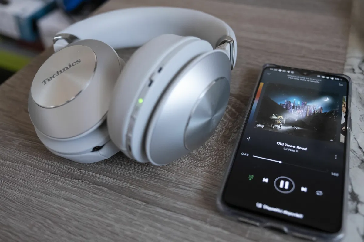 Recensione Technics EAH-F70N: cuffie a padiglione ideali per viaggiatori