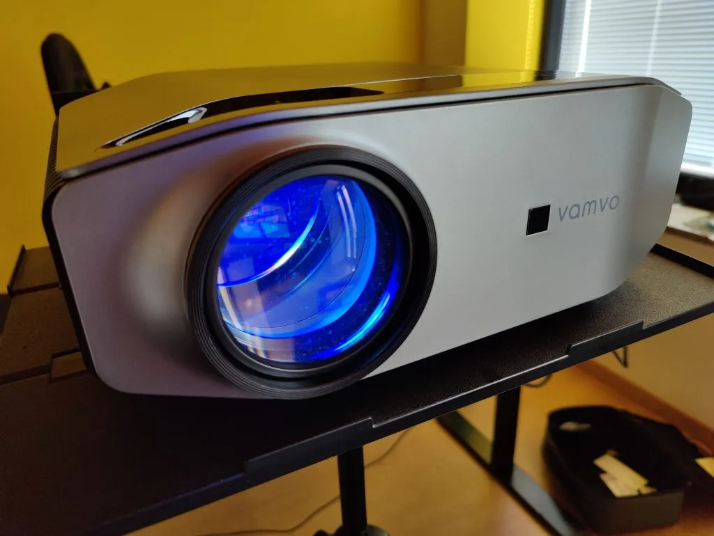 Recensione Recensione Vamvo L6200: il proiettore Full HD per il cinema in casa