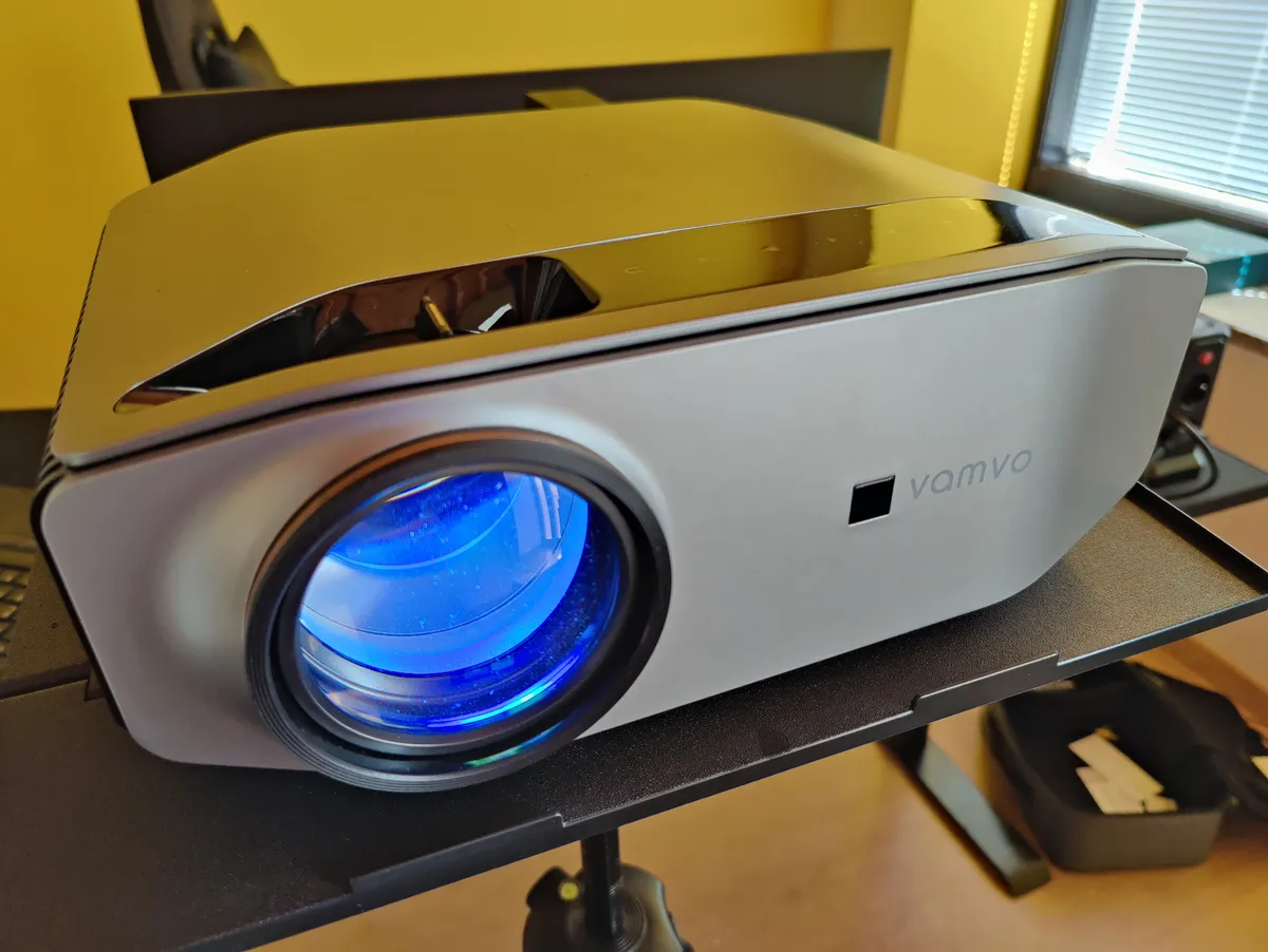 Recensione Recensione Vamvo L6200: il proiettore Full HD per il cinema in casa