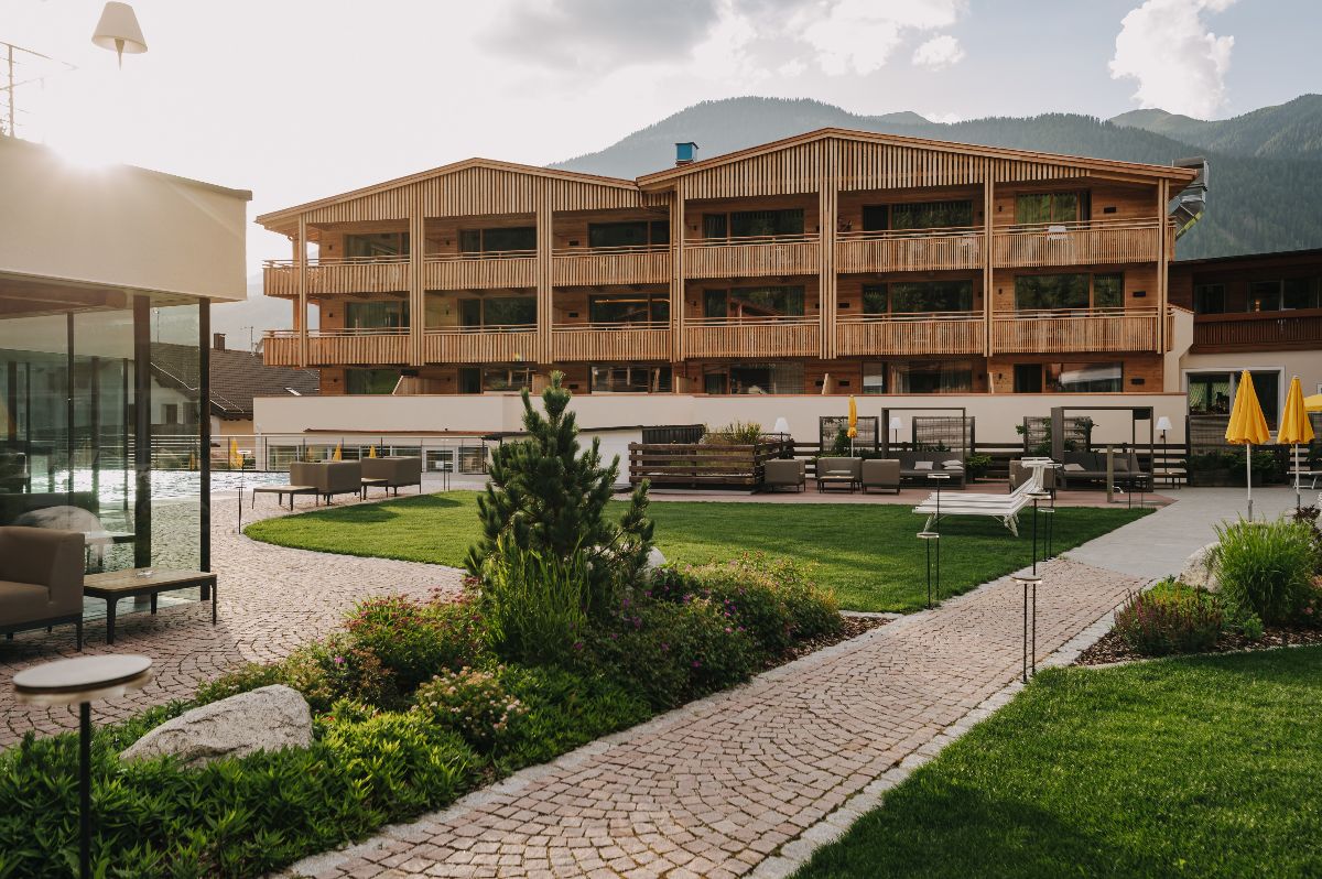 Scopri l'Alpine Nature Hotel Stoll: lusso immerso nella natura