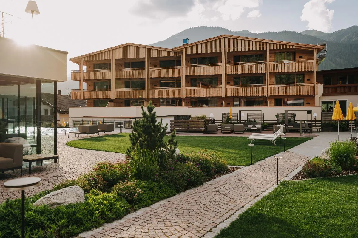 Scopri l'Alpine Nature Hotel Stoll: lusso immerso nella natura