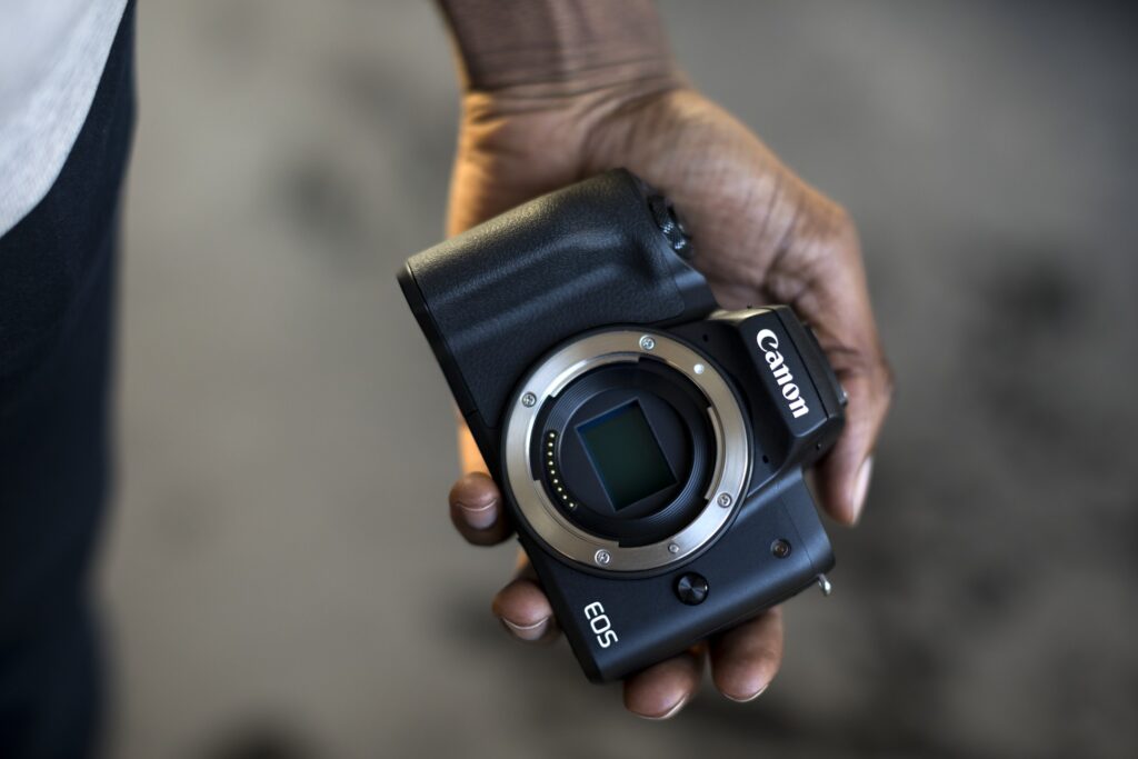 Il design compatto di Canon M50