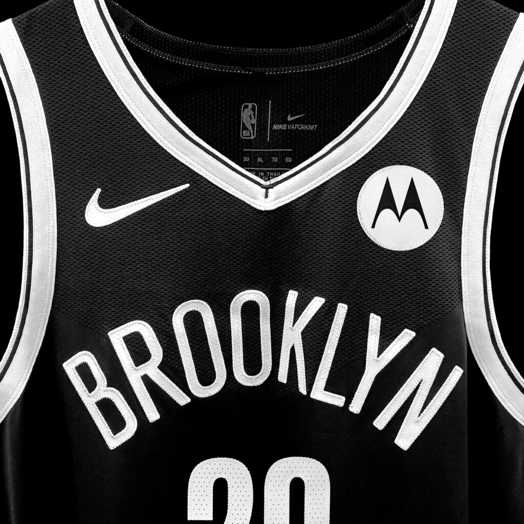 Foto della maglia che celebra l'accordo tra Motorola e Brooklyn Nets