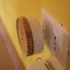 Design laterale di Avidsen Bamboo collegato ad una presa elettrica
