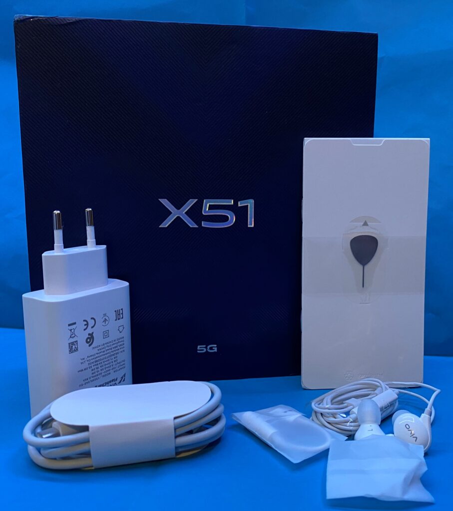 La confezione di Vivo X51 con tutti gli accessori