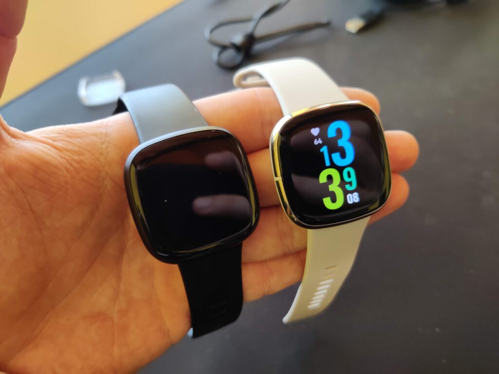 Fitbit Sense a destra confrontato con Versa 3