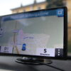 Una foto del navigatore GPS montato sul cruscotto
