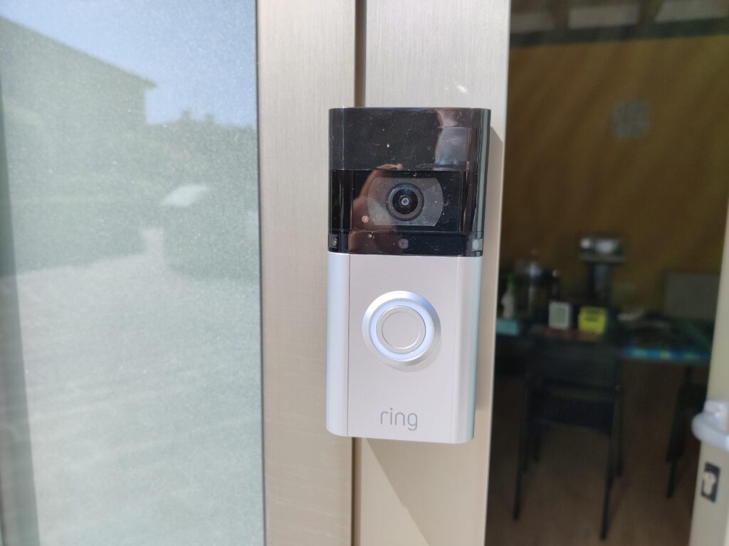 il videocitofono Ring Doorbell 3 Plus installato fuori dalla sede