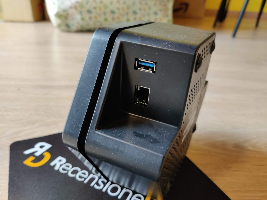 Porta USB e LAN sul lato destro della Cell