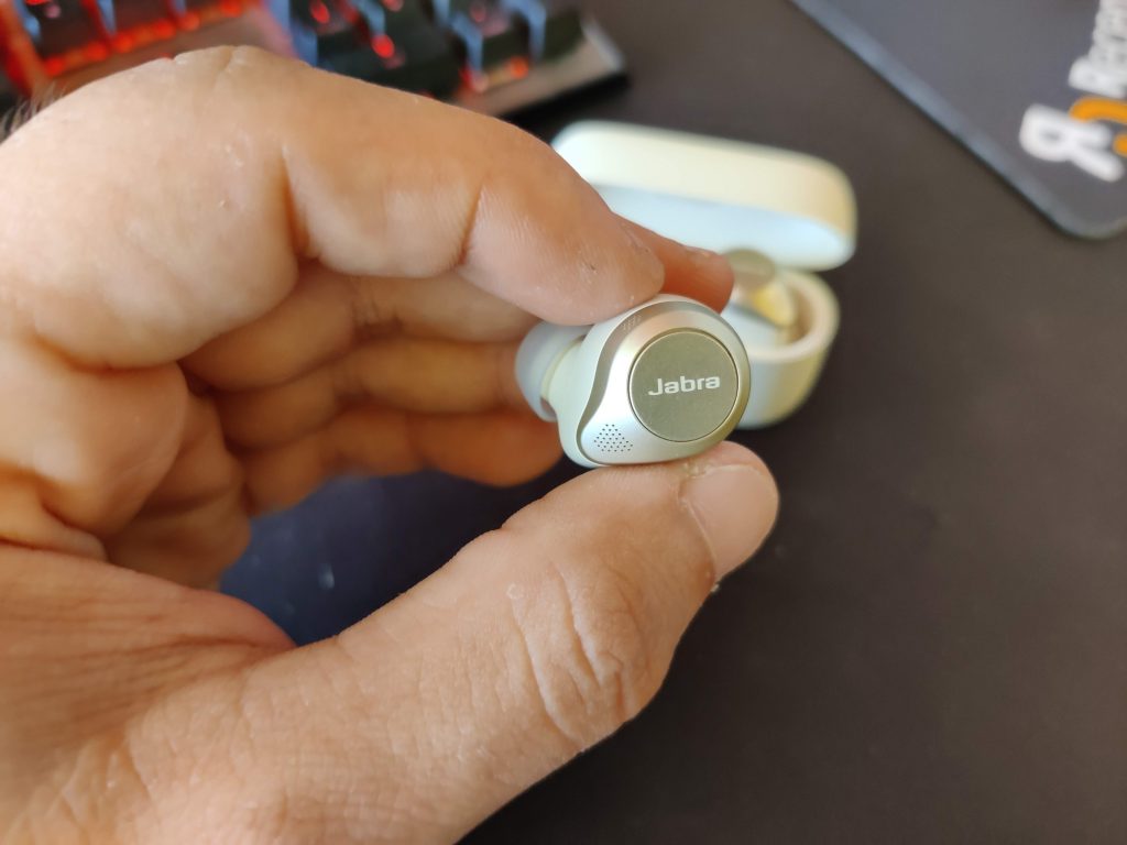 Il design di un auricolare Jabra Elite 85t