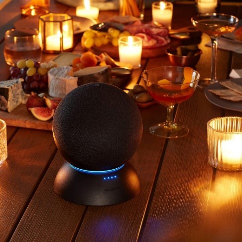 Alexa e dispositivi Amazon per la casa (Echo Dot in foto)