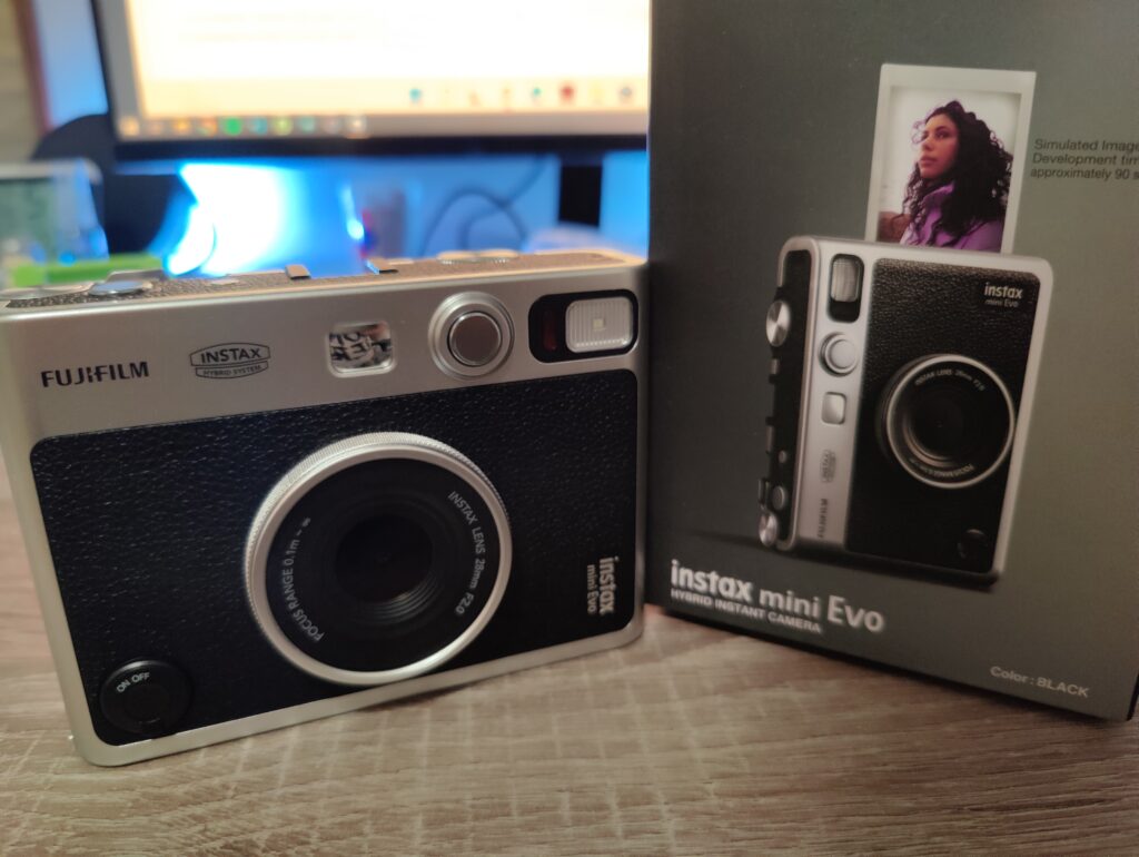Una foto di instax Fujifilm instax mini Evo con la confezione